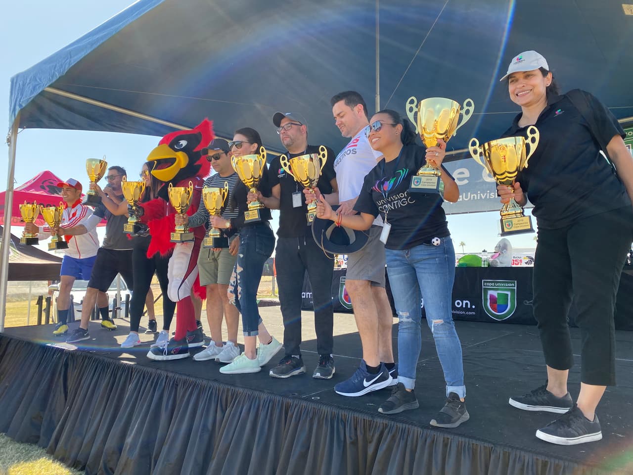 Parte del equipo de Univision Arizona posa por una foto con los trofeos.
