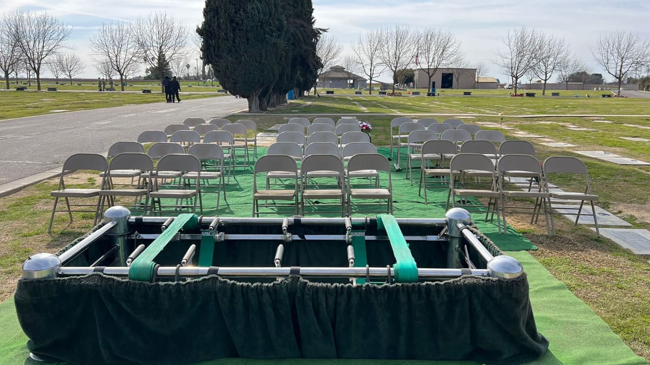 Los preparativos para el sepelio del oficial Carrasco Jr. arrancaron desde muy temprano.