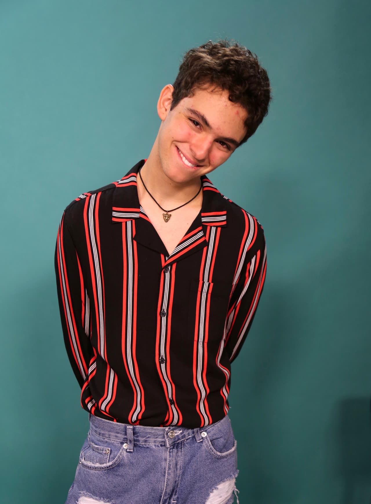 "Me sigo preparando, estudiando, es que no puedo frenar. Tampoco me voy a tirar todo el tiempo en mi cama cuando afuera 
<b><a href="https://www.univision.com/shows/premios-juventud/el-look-de-joaquin-bondoni-en-premios-juventud-provoca-una-fuerte-sacudida-en-twitter-y-emilio-osorio-fotos" target="_blank">tengo una vida</a></b>. Por eso estoy duro, duro y duro para conseguir lo que quiero, porque no es fácil", dijo.