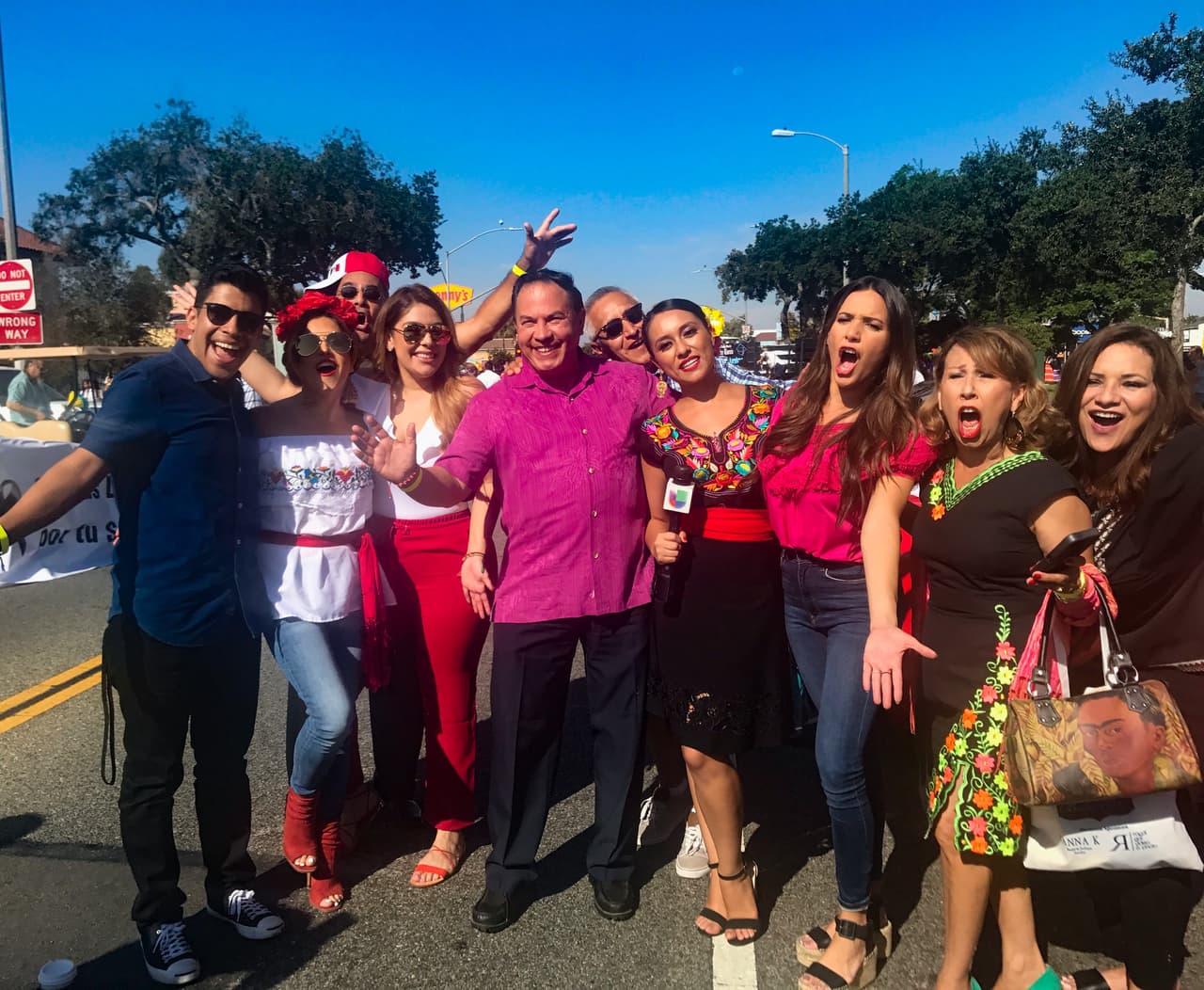 Erika Reyna acompañó a otros locutores y talentos de Univision durante una caravana para celebrar las 'Fiestas Patrias' en el sur de California.