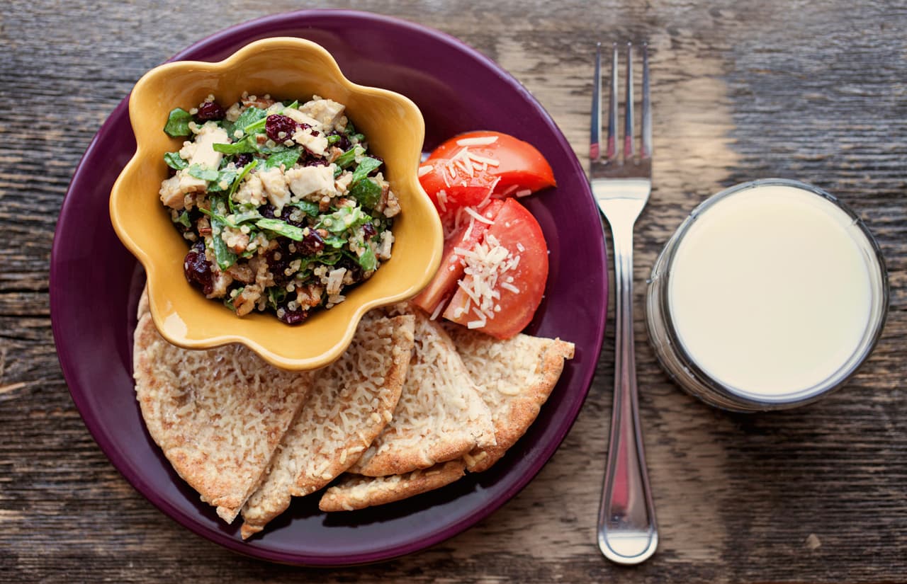 No te agobies por la parte de cómo cocinarla, pues es una semilla de gran versatilidad. La puedes hervir, tostar o cocer. Va perfecto si la usas como guarnición, en sopas, ensaladas, o bien postres.