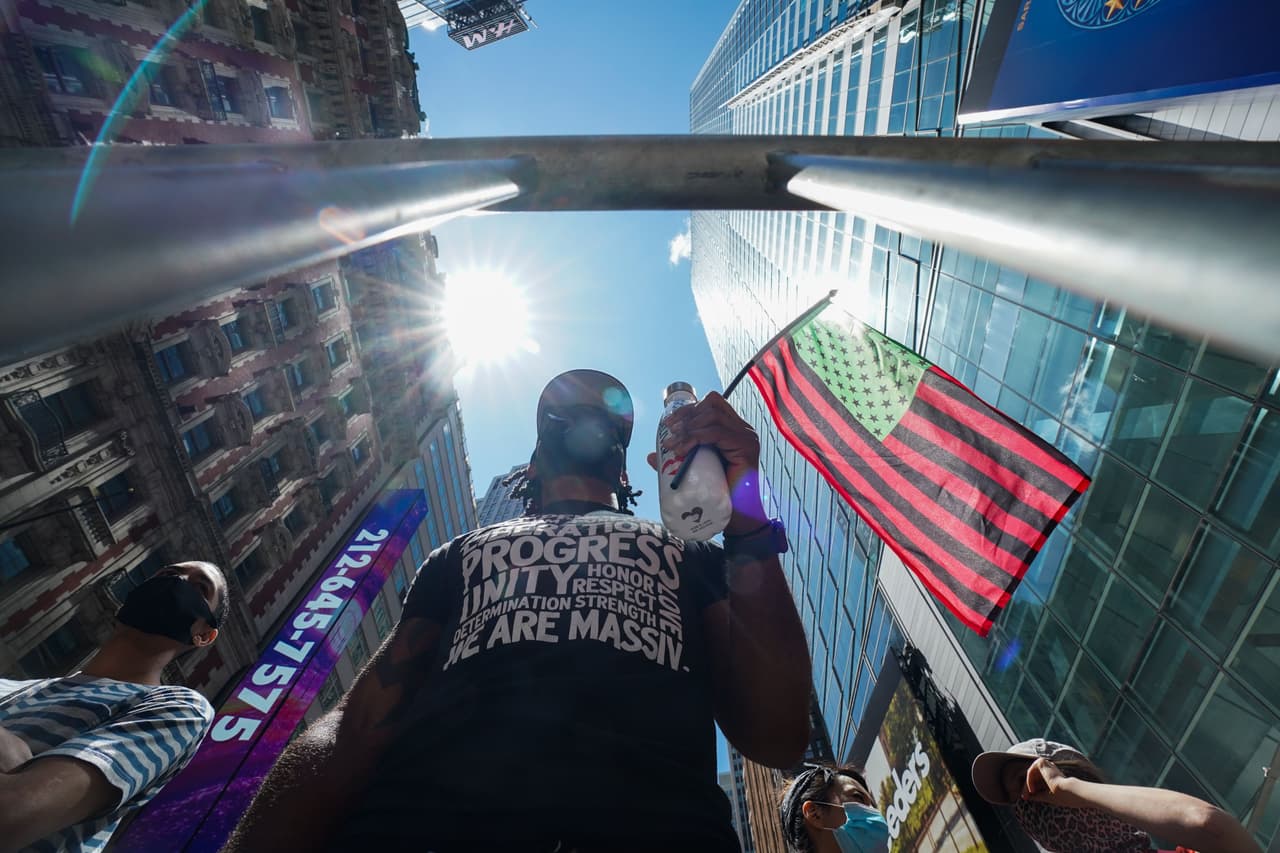 En Times Square, Nueva York, también hubo manifestaciones el domingo. Numerosas protestas han tenido lugar en numerosas ciudades estadounidenses tras la muerte de George Floyd, que desató varios días de movilizaciones, dentro y fuera de EEUU.