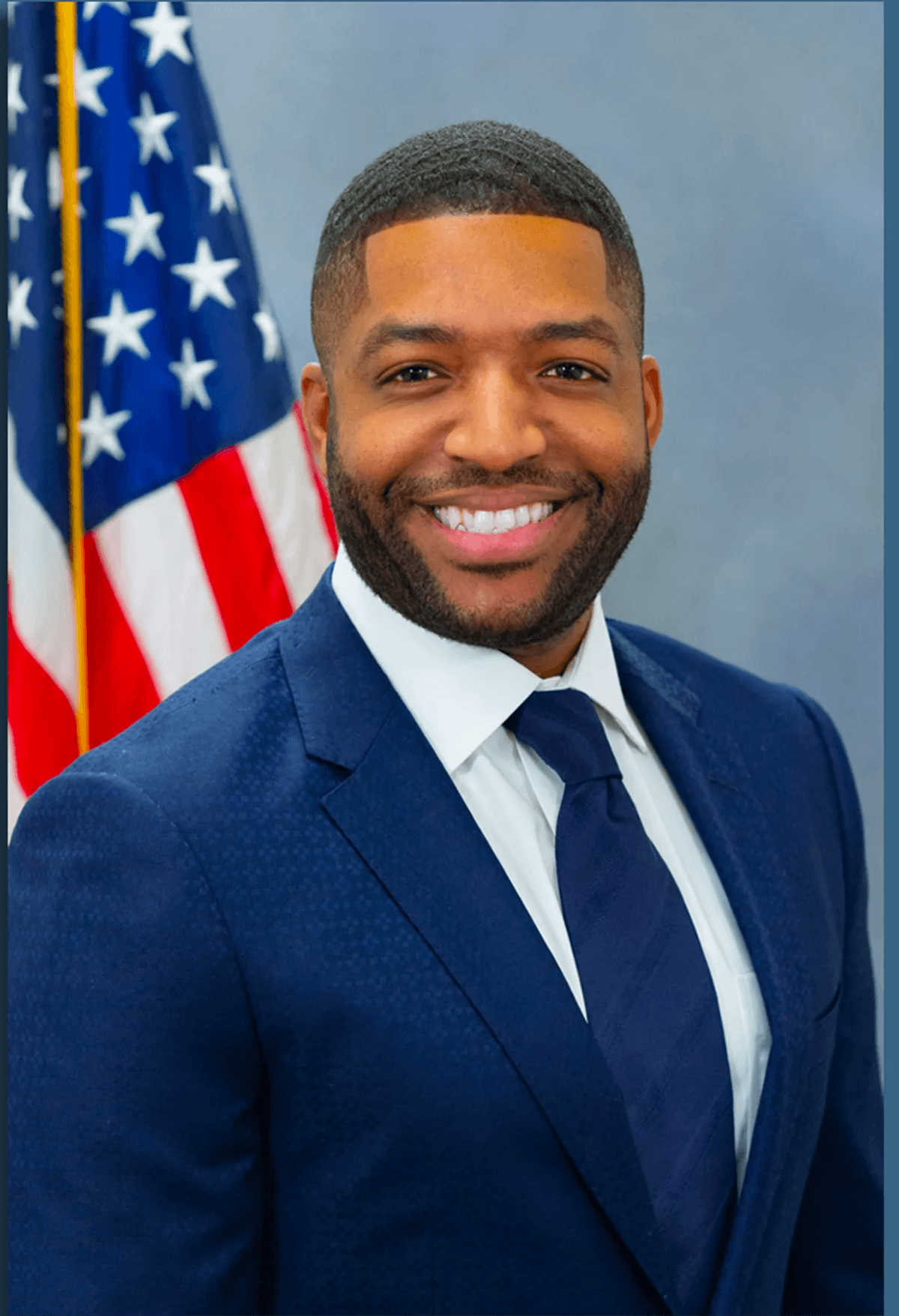 <b><a href="https://amenforphilly.com/" target="_blank">Amen Brown</a></b>
<a href="https://amenforphilly.com/" target="_blank"> </a>es un representante estatal de dos mandatos en el Distrito 10 en West Philly. El aspirante más joven que se postula para el cargo más alto de la ciudad, Brown, de 35 años, ha buscado hacerse un hueco como centrista en esta contienda, especialmente en temas como elección de escuela, servicios sociales y delincuencia.