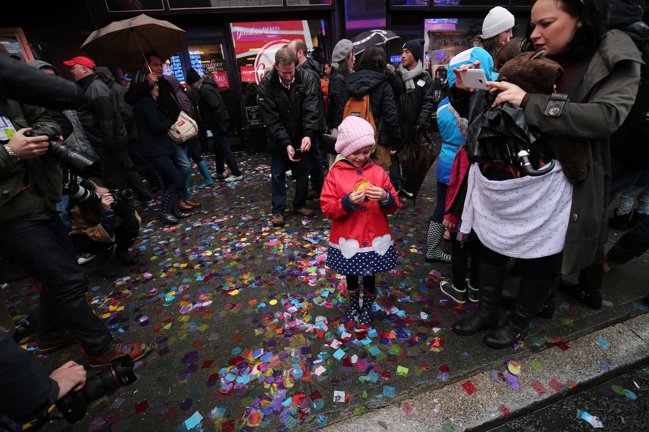 Los pequeños se divirtieron con el confetti.