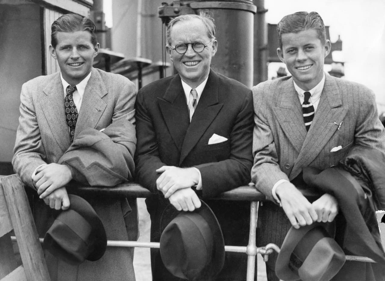 En 1938, John Fitzgerald Kennedy (derecha) y su hermano Joseph Patrick Kennedy Jr., posan a cada lado de su padre Joseph, quien fue un empresario de Boston ligado al partido Demócrata y embajador de EEUU en el Reino Unido. Fue mentor político de su hijo John, que llegó a la Casa Blanca, y de los senadores Ted y Robert, quien también murió asesinado.
<br>