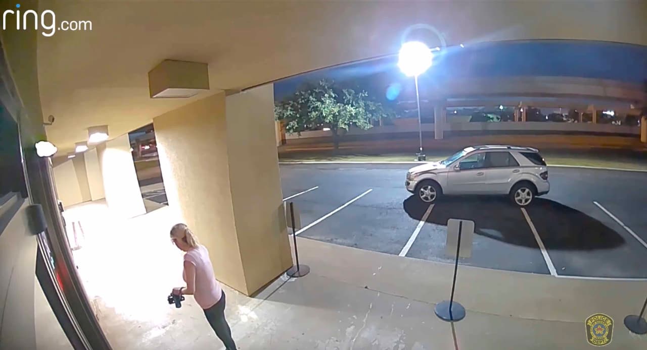 La sospechosa fue descrita por las autoridades como blanca de entre 35 y 45 años.