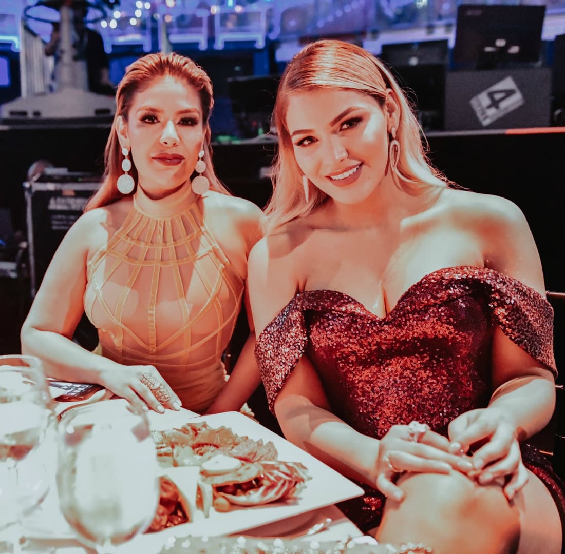 Durante 
<a href="https://www.univision.com/shows/premio-lo-nuestro">el show de Premio Lo Nuestro </a>se sirvió una exquisita cena a las celebridades invitadas. Evelyn Sicairos y Migbelis Castellanos no paraban de platicar mientras disfrutaban de la velada.