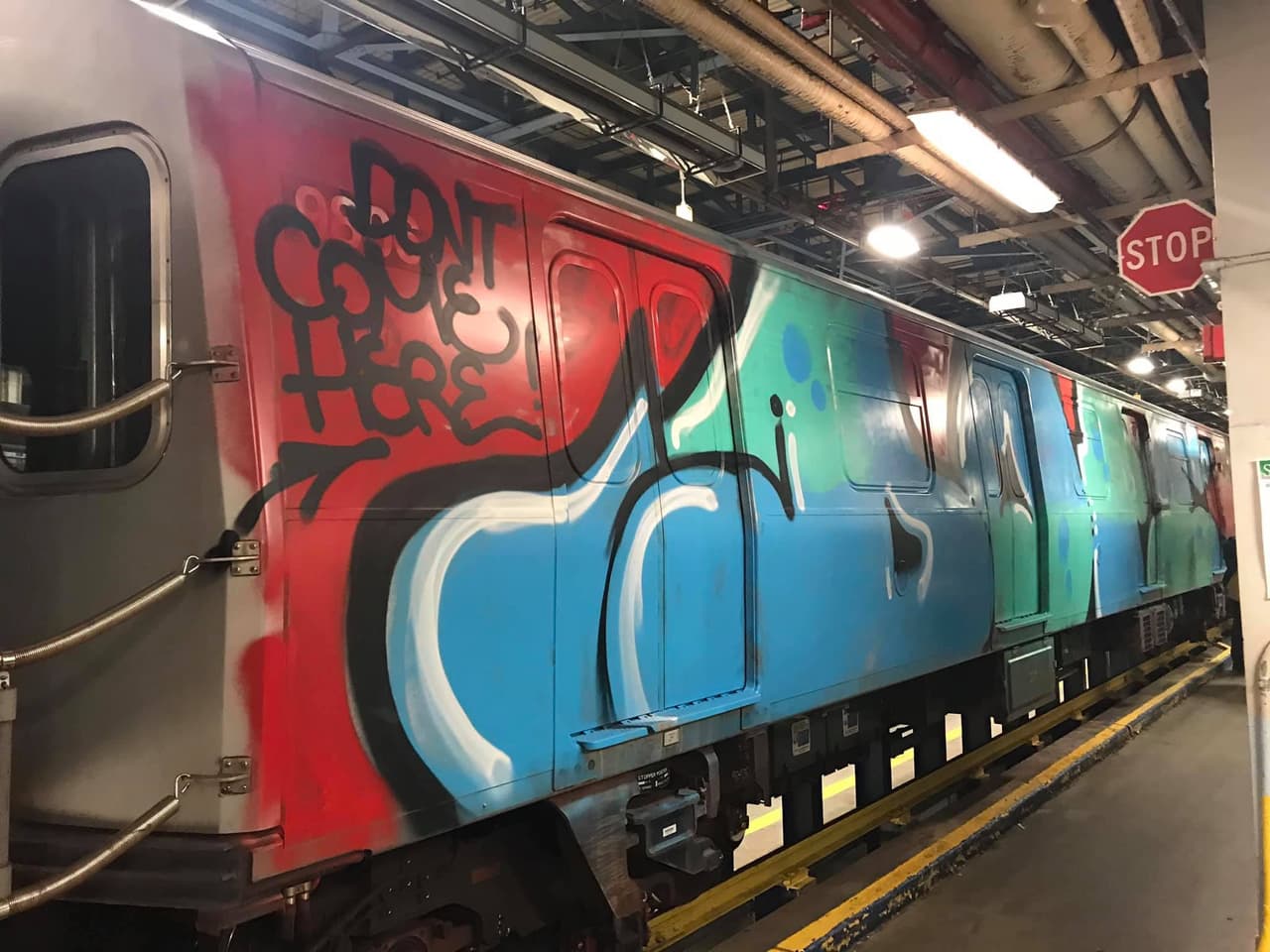 “¡Drogas todo el día!”: grafiteros pintan de colores vagones del subway en Queens