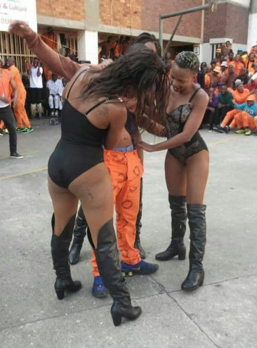 Una de las imágenes en las que se ven a las bailarinas en ropa interior con los reos