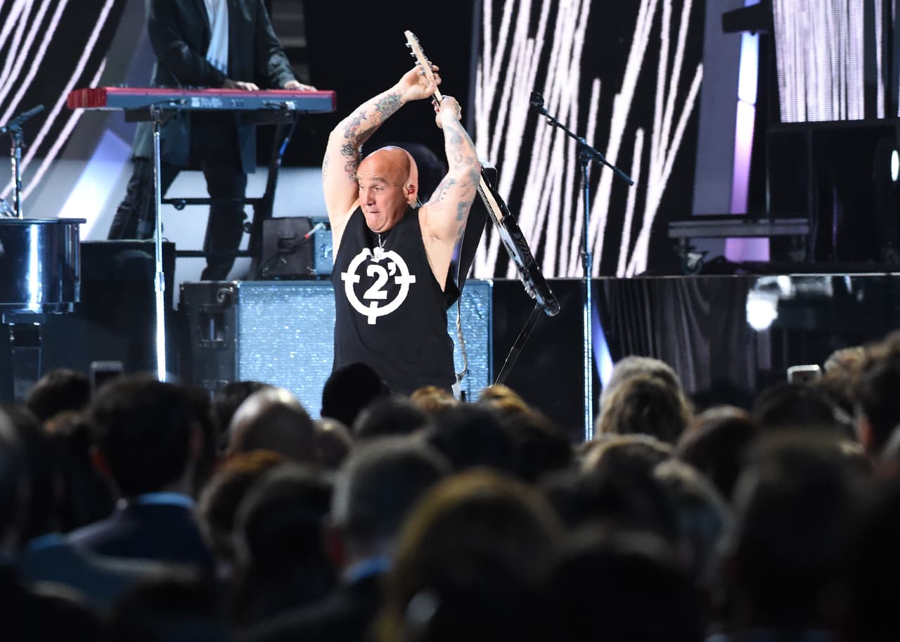 <h2><b>2016, LOS FABULOSOS CADILLACS.-</b></h2>
<b> </b>La agrupación argentina tuvo la presentación más 'rockera' en la historia de los premios en la que al final hasta Falvio Cianciarulo destrozó su bajo.