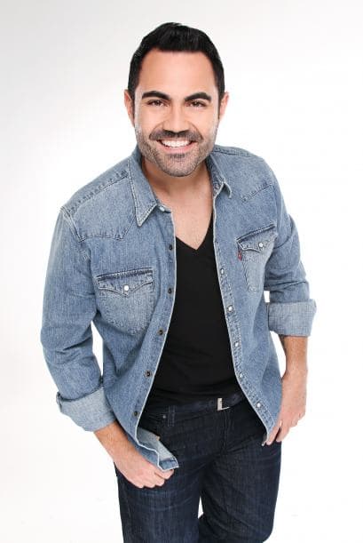 Santos es un hombre conocido, respetado y admirado por la comunidad latina y estadounidense por su gran programa de radio a nivel nacional, pero además por su extraordinaria labor como policía de Miami.