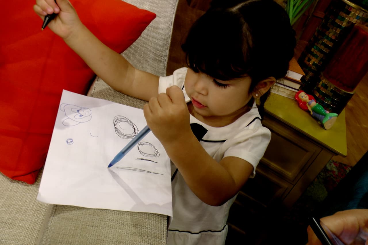 Hora de dibujar, como podemos ver ya es toda una artista.