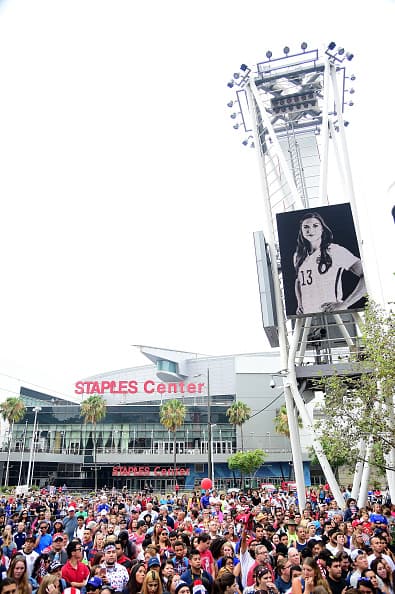 Los Ángeles se vistió de rojo, blanco y azul en honor al equipo femenil de futbol de Estados Unidos. Las campeonas del mundo gozaron su título junto a una multitud en el Staples Center.
