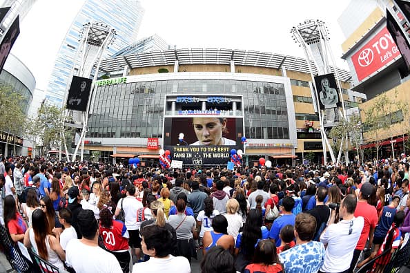 Los Ángeles se vistió de rojo, blanco y azul en honor al equipo femenil de futbol de Estados Unidos. Las campeonas del mundo gozaron su título junto a una multitud en el Staples Center.