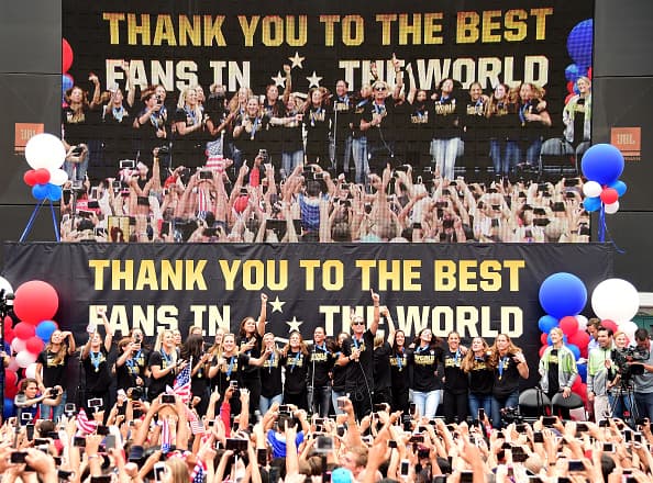 Los Ángeles se vistió de rojo, blanco y azul en honor al equipo femenil de futbol de Estados Unidos. Las campeonas del mundo gozaron su título junto a una multitud en el Staples Center.