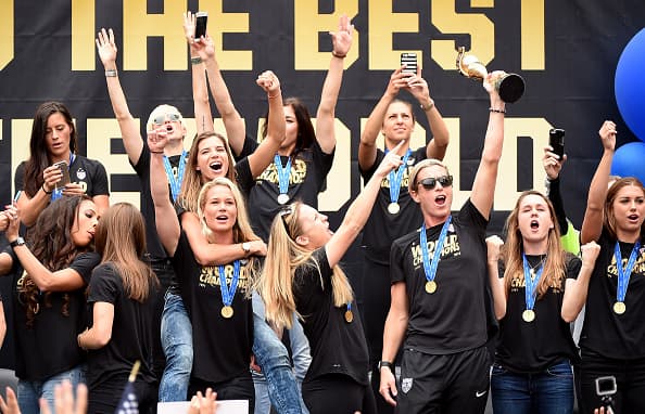 Los Ángeles se vistió de rojo, blanco y azul en honor al equipo femenil de futbol de Estados Unidos. Las campeonas del mundo gozaron su título junto a una multitud en el Staples Center.