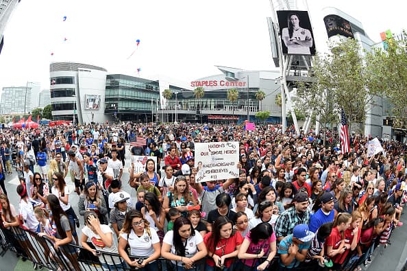 Los Ángeles se vistió de rojo, blanco y azul en honor al equipo femenil de futbol de Estados Unidos. Las campeonas del mundo gozaron su título junto a una multitud en el Staples Center.