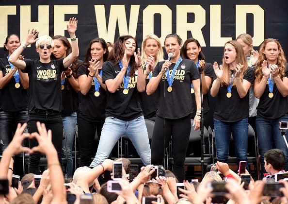 Los Ángeles se vistió de rojo, blanco y azul en honor al equipo femenil de futbol de Estados Unidos. Las campeonas del mundo gozaron su título junto a una multitud en el Staples Center.