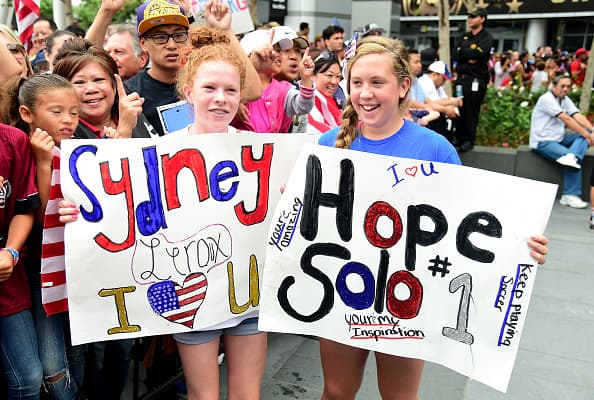 Los Ángeles se vistió de rojo, blanco y azul en honor al equipo femenil de futbol de Estados Unidos. Las campeonas del mundo gozaron su título junto a una multitud en el Staples Center.