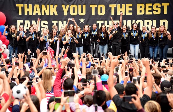Los Ángeles se vistió de rojo, blanco y azul en honor al equipo femenil de futbol de Estados Unidos. Las campeonas del mundo gozaron su título junto a una multitud en el Staples Center.