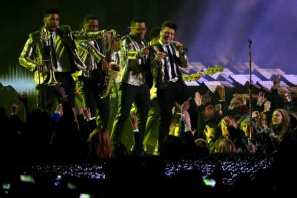 Buena música y efectos luminosos que hicieron vibrar a los asistentes.