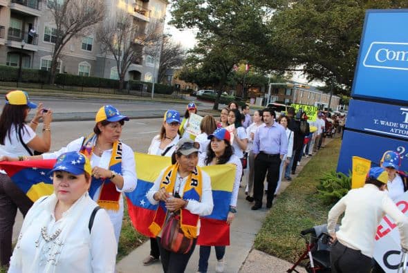 A cantos y gritos pidieron paz y libertad en la calle Westheimer, una de las más transitadas de Houston. 