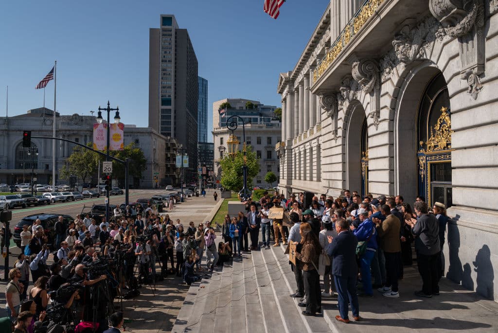 Miembros del Partido Demócrata en San Francisco se movilizaron desde bien temprano este 22 de julio a la alcaldía, para desde allí expresar su
<b><a href="https://www.univision.com/noticias/elecciones-en-estados-unidos-2024/fotos-kamala-harris-vicepresidenta-estados-unidos-fotos" target="_blank">apoyo a la candidatura de Harris</a></b>, a quien vieron crecer como fiscal de la ciudad y luego del estado de California.