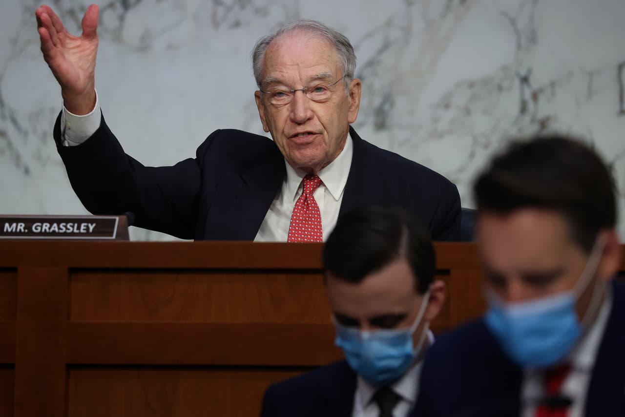 El senador republicano Charles Grassley interviene durante la audiencia para considerar la nominación de Amy Coney Barrett a la Corte Suprema, el 14 de octubre del 2020 en el Congreso.