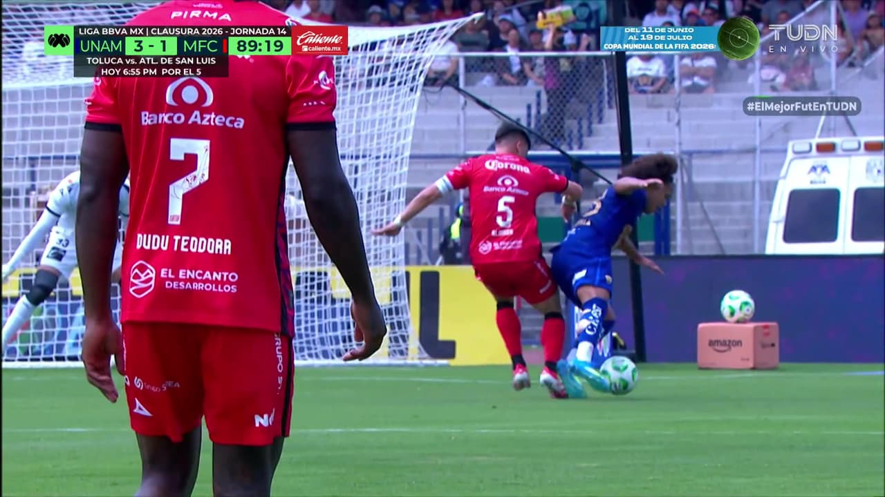 ¡Pedían penal! Carrasquilla recibe empujón dentro del área pero el VAR no interviene