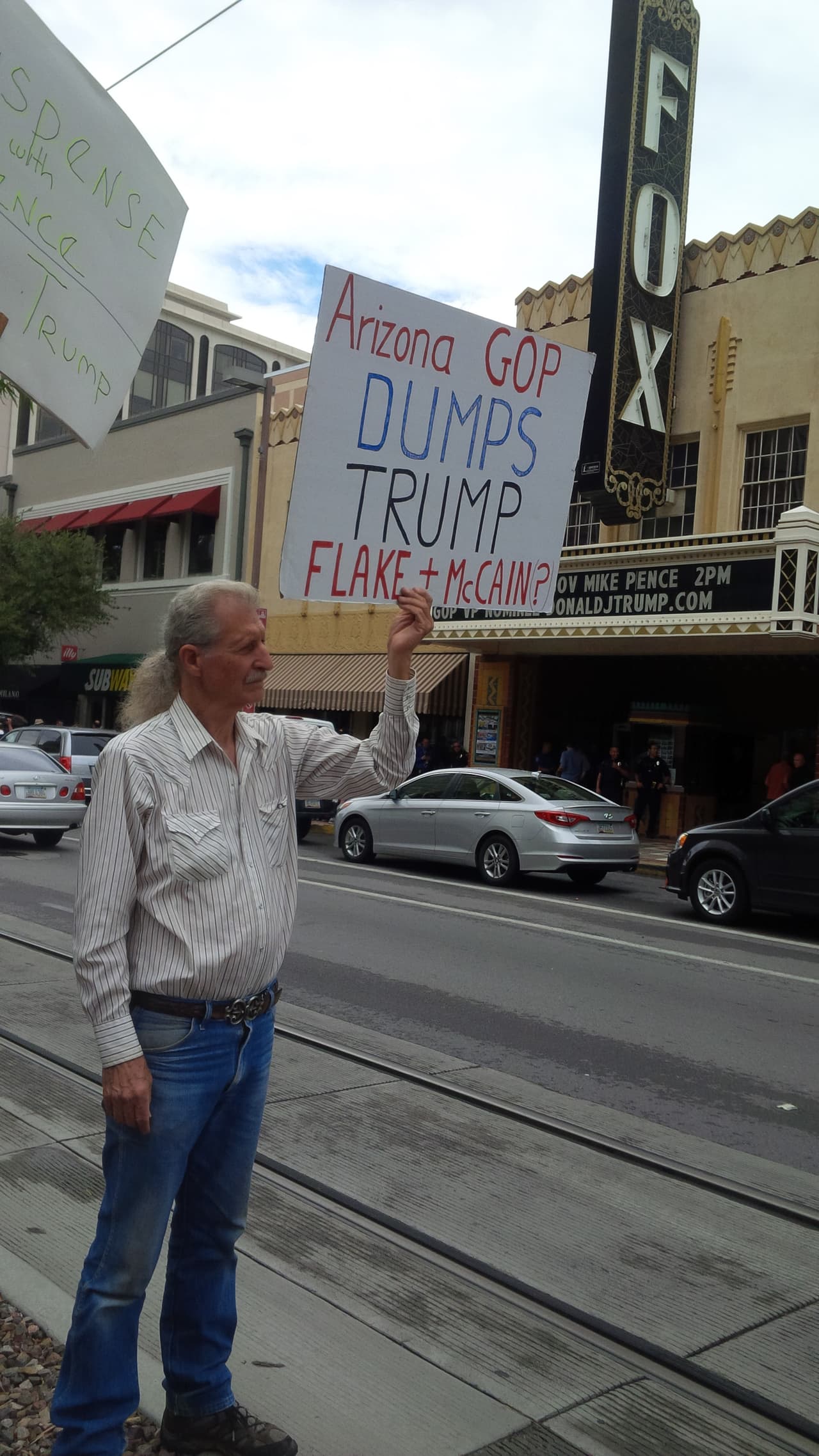Con carteles activistas le gritaron a Mike Pence que no es bienvenido a Tucson