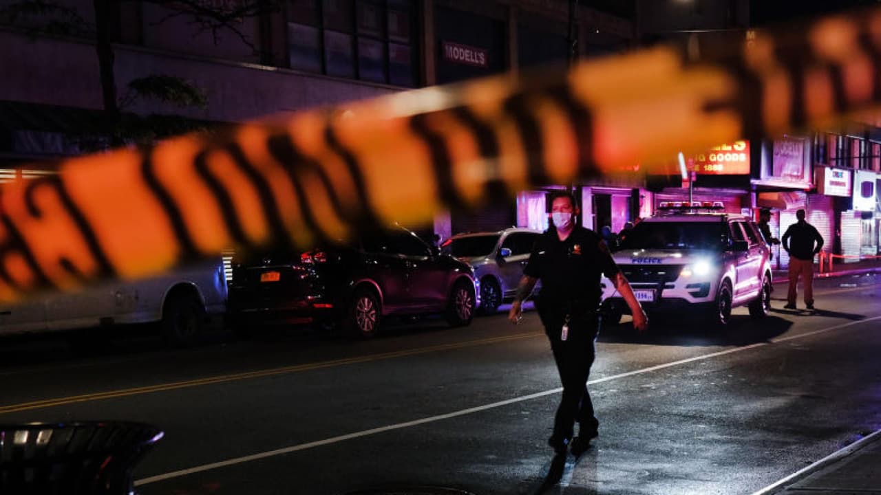 El asesinato ocurrió este martes alrededor de las 5:10 pm, en la ciudad de El Monte. De acuerdo con la información preliminar sobre el hecho, una mujer llamó al 911 para reportar que un hombre estaba intentando apuñalarla. Los uniformados que atendieron el caso se enfrentaron a tiros con el supuesto agresor, quien también falleció tras resultar herido en medio de la balacera.