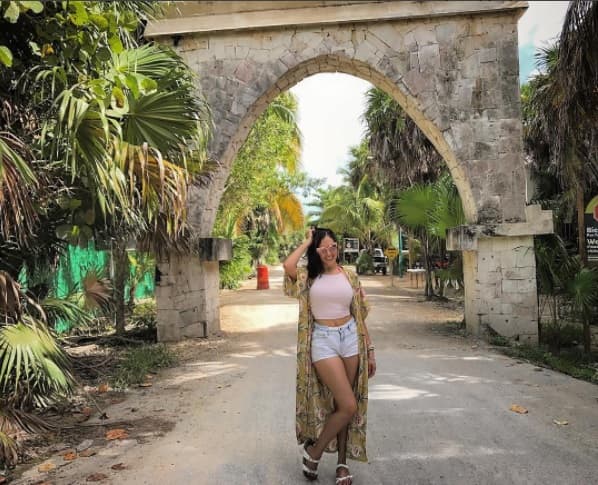 "Festejando los útimos días antes de ser un año más old, (vieja)", compartió Cynthia antes de que regresaran de su viaje.