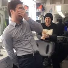 Diego Boneta se sintió muy apenado cuando estaba bailando y al agacharse también rompió la tela del pantalón.