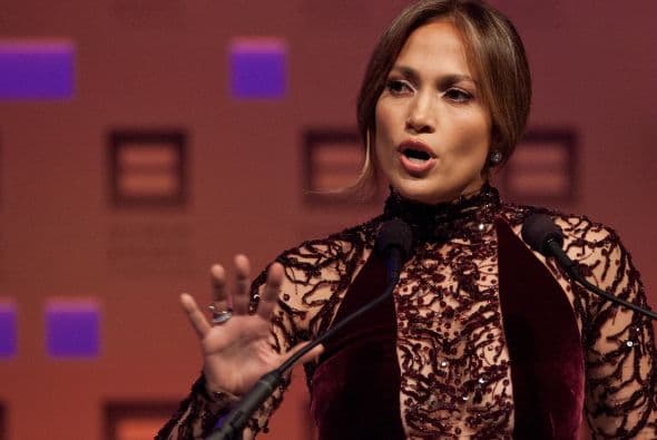 Jennifer López: Actriz y talentosa cantante de ascendencia puertorriqueña, imagen latina por excelencia, diseñadora de ropa, bailarina y empresaria. Sin duda, un ejemplo de la mujer latina emprendedora actual.