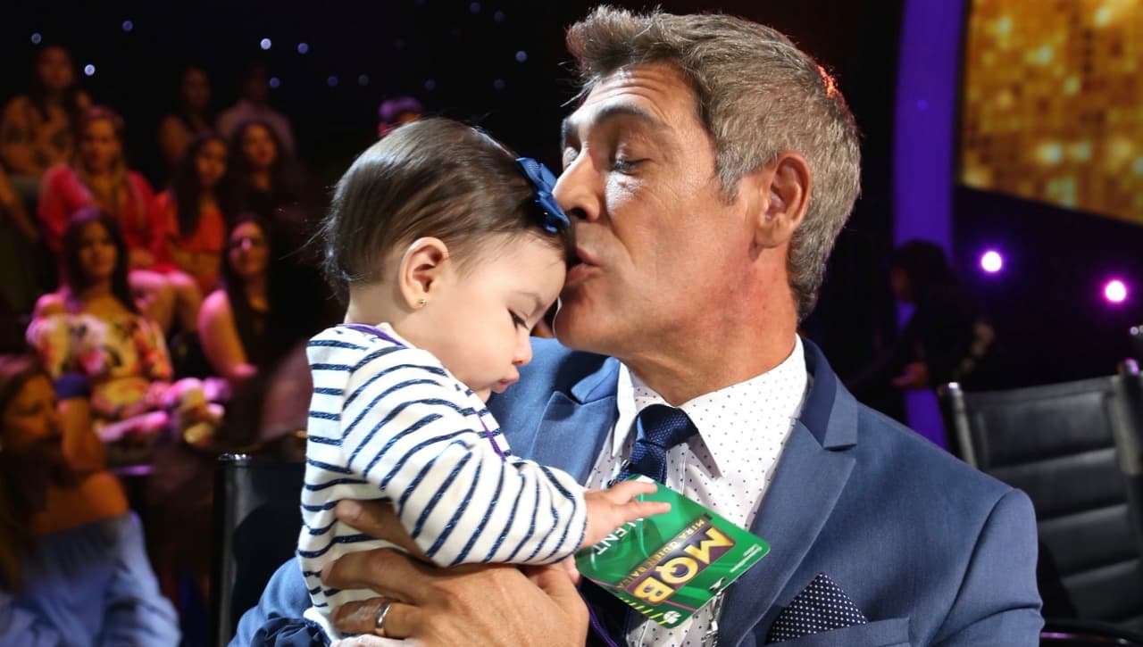 Con el apoyo de su única nieta, Johnny Lozada anuncia un cambio en su familia