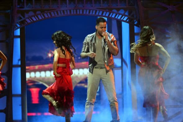 Romeo decidió utilizar un 'look' más casual para su presentación.