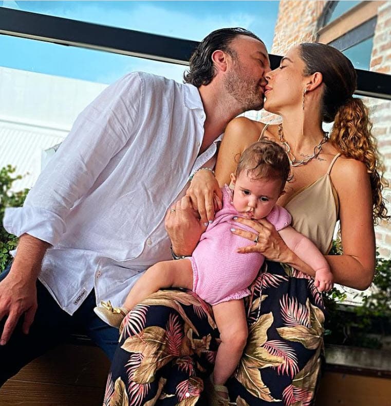 "
<b>En el cumpleaños más triste de mi existencia</b>, sonrío y agradezco por lo maravilloso que sí tengo" y agregó los 'hastags': "Mis amores más grandes" y "Aquí estás solecito mío", refiriéndose a Alana.