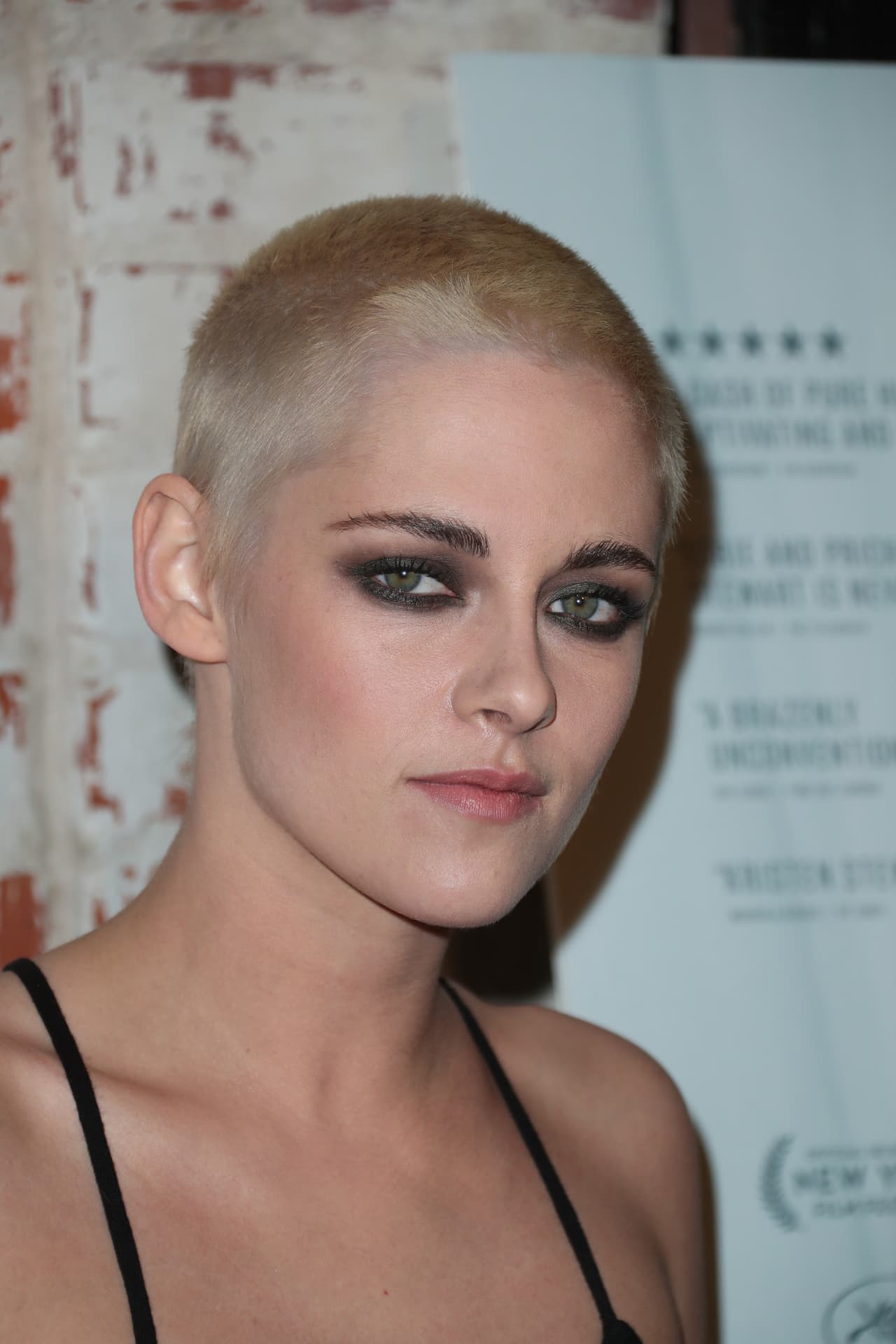 Definitivamente, los bellos ojos de la famosa de 26 años resaltan más y sobre todo, con el maquillaje que optó para su gran noche de estreno.