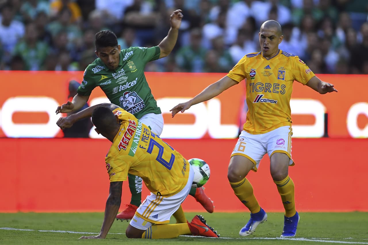 Al minuto 31' fue sustituido el ecuatoriano Ángel Mena (izquierda). El campeón de goleo del
<a href="https://www.univision.com/deportes/futbol/liga-mx/*">Clausura 2019</a> sufrió una lesión muscular.