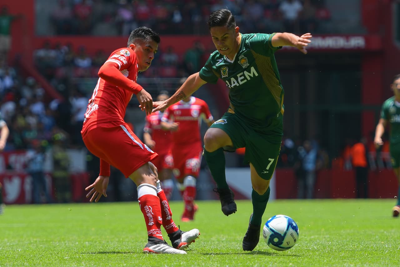 Leonel Lopez y Alexis Ochoa, durante el partido de preparacion.