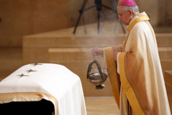 Familiares, amigos y miles de oficiales de distintas fuerzas de seguridad local ofrecieron sentido velatorio oficial Nicholas Lee, con el oficio del Arzobispo José Gómez en la sede de Nuestra Señora de Los Ángeles. Los restos del oficial de entrenamiento serán sepultados hoy en el cementerio Forest Lawn Memorial en la ciudad de Glendale. Detalles del trágico accidente que cobró la vida del respetado oficial aquí: Mira el reportaje completo aquí.