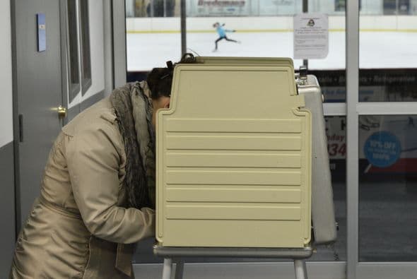 Unos votaron dentro de una barbería, en una facilidad deportiva y otros experimentaron problemas para ejercer su derecho pero la mayoría aprovechó para tomarse un ‘selfie’ y compartirlas en las redes sociales en una de las elecciones a la gobernación más cerradas de la nación.