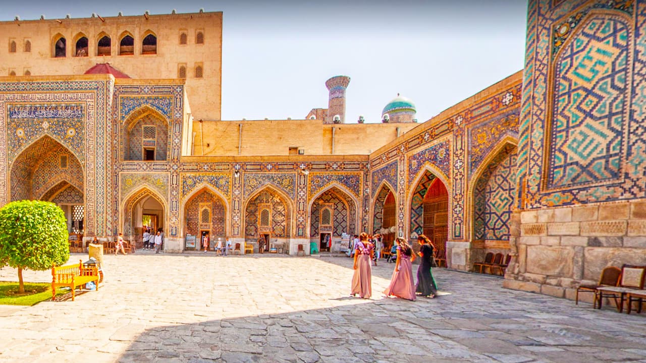 1. Uzbekistán encabeza la lista porque ahí existen tres edificios estilo árabe alrededor de una plaza central que brillan con sus torres de color turquesa y sus preciosos azulejos. Incluso los lugareños pasan las tardes en las sombras que crean estas edificaciones junto con turistas de todo el mundo. La República Socialista Soviética de Uzbekistán fue el nombre que se le dio cuando pertenecía a la Unión Soviética.