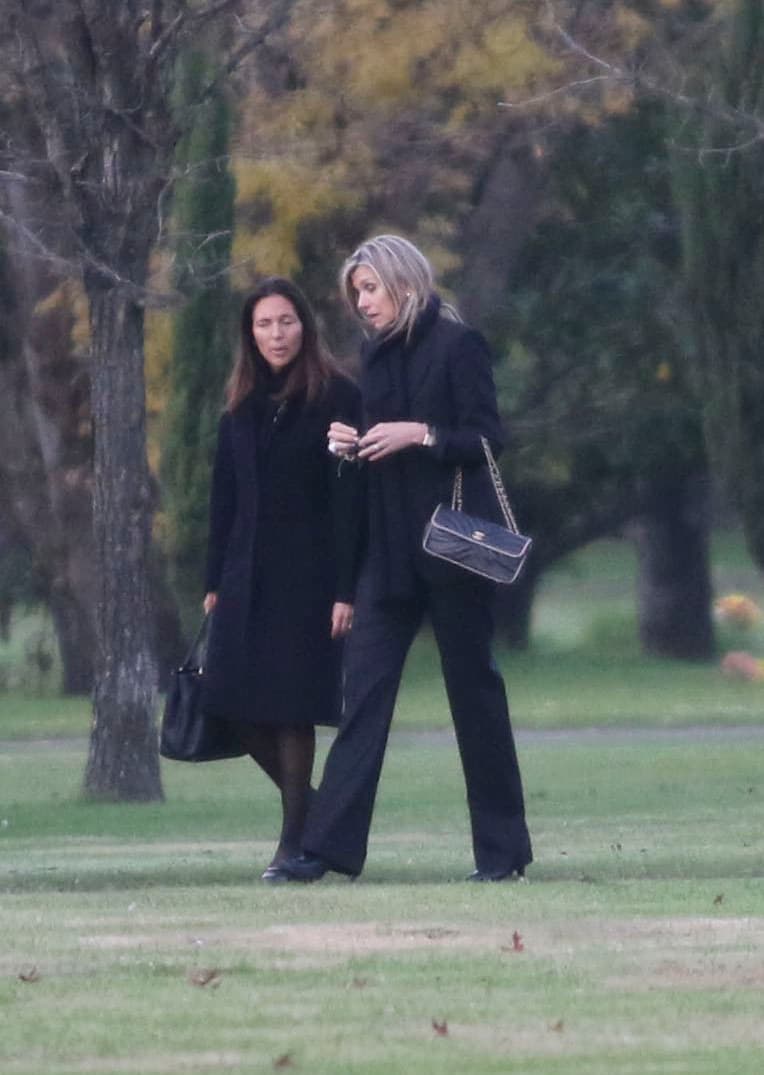 Máxima, de origen argentino, y el rey Guillermo Alejandro fueron acompañadas por sus tres hijas las princesas Amalia, Alexia y Ariane, de acuerdo con el portal
<b><a href="http://https://us.hola.com/realeza/2018060822799/maxima-holanda-funeral-ines-zorreguieta/">Hola</a></b>.