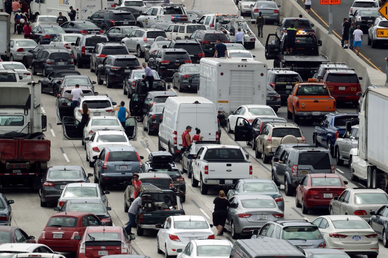 El accidente aéreo además paralizó la circulación del tránsito, dejando a centenares de motoristas sin poder continuar sus viajes durante el fin de semana festivo.