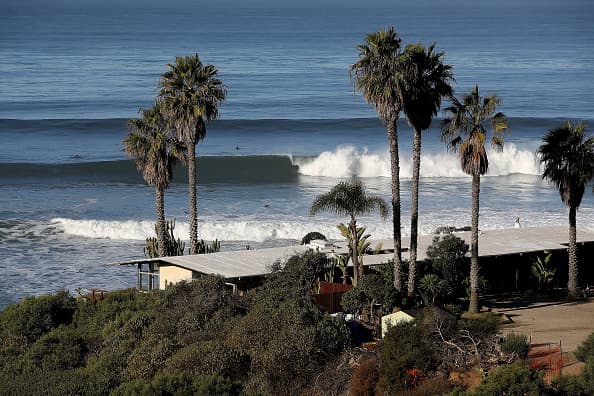 Grandes olas azotaron la costa de San Diego, este lunes 11 de enero, cerrando muelles y provocando avisos de olas altas en las playas.
<br>
<br>