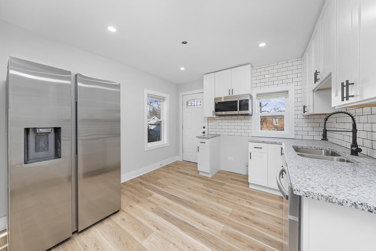 La cocina tiene encimera de mármol y amplios gabinetes.
<br>