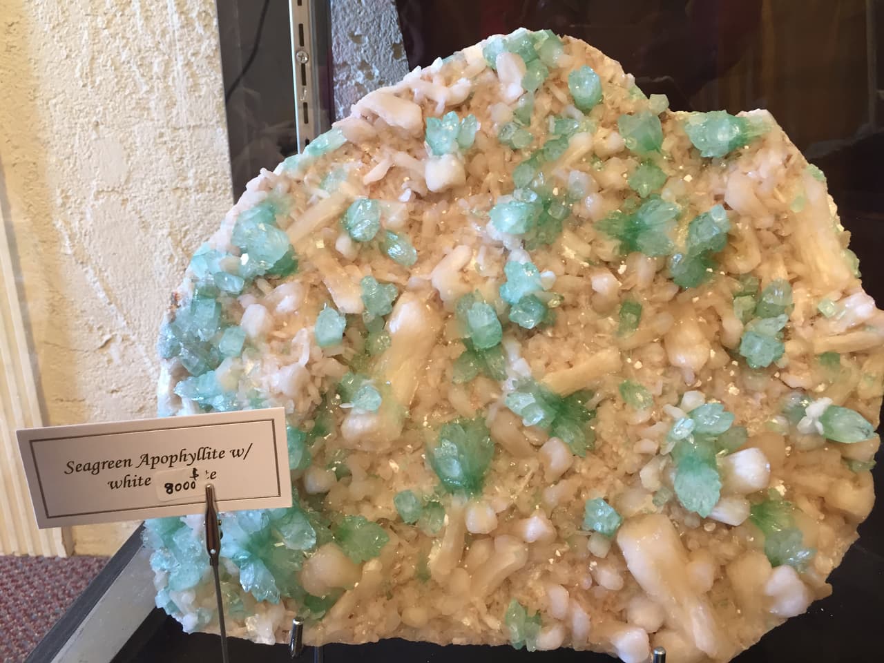 La feria de joyas y gemas más grande del país se celebra en el sur de Arizona