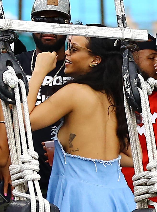 Y hasta mostró su sensual tatuaje con este modelito como de mezclilla.