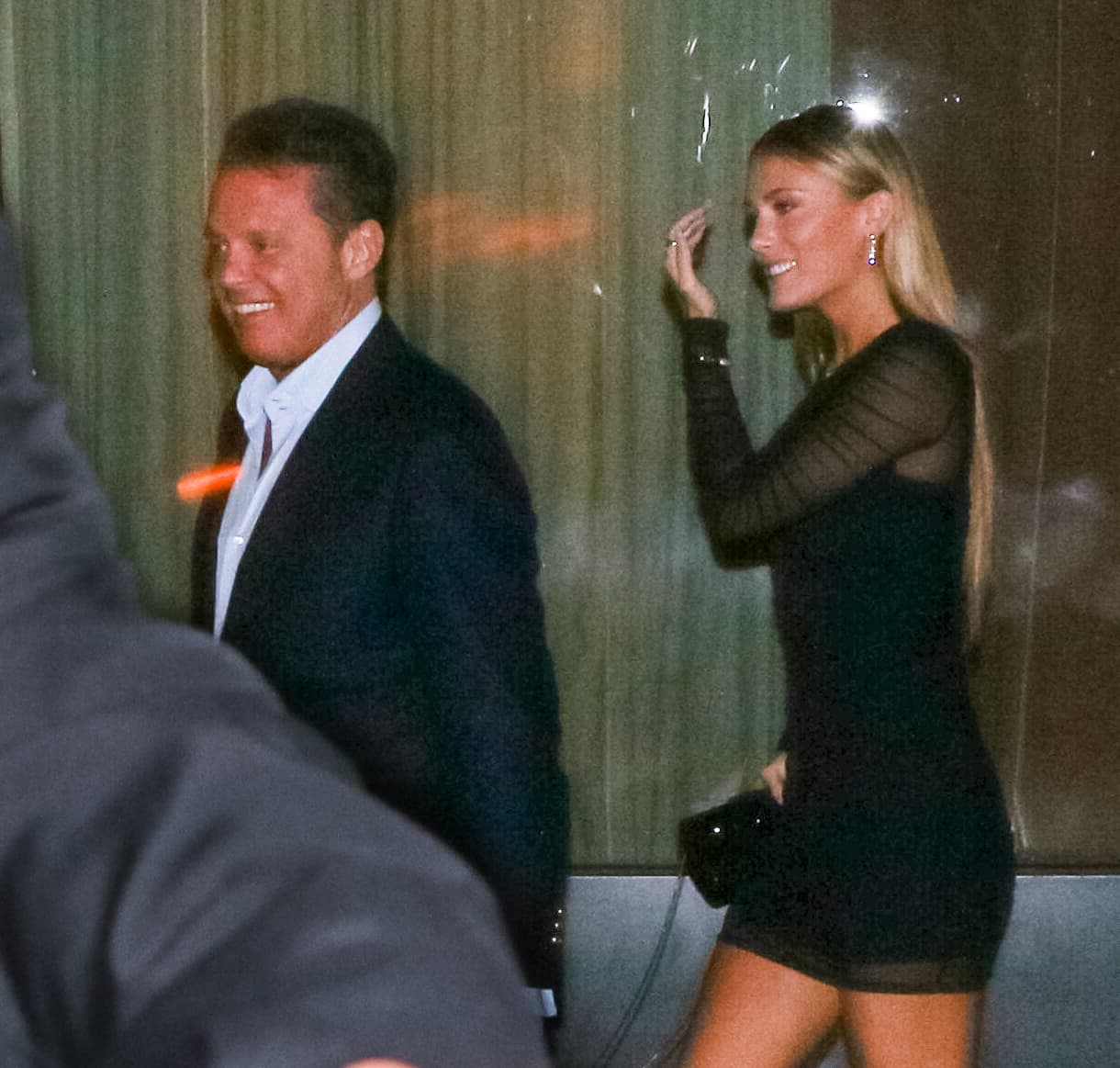 Desde el año 2018, a Luis Miguel se le ha visto cariñoso con 
<b><a href="https://www.univision.com/musica/radio-nacional/esto-es-lo-que-sabemos-sobre-mollie-gould-la-corista-bailarina-y-supuesta-pareja-de-luis-miguel-fotos" target="_blank">Mollie Hannah Gould</a></b>, una modelo y corista de quien se afirma es la actual pareja del cantante. 
<br>
